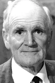 Desmond Llewelyn