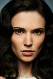 Laura Mennell