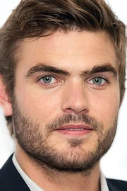Alex Roe