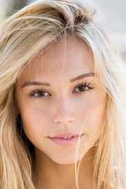 Alexis Ren